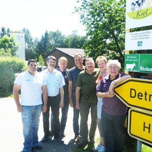Foto, v.l.: Victor Blümel, Peter Woelke, Dieter Hagedorn von Eben-Ezer, Dieter Hagedorn vom Landwirtschaftlichen Hauptverein, Dr. Albrecht Flake, Reinhold Kiel, Ute Kiel, Günter Puzberg