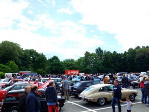 über 400 Young- und Oldtimer waren auf dem proppevollen Regenstorplatz
