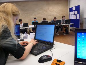 Programmieren „wie die Alten“. Die Teilnehmerinnen und Teilnehmer des IT-Camps 2016 bei der Erstellung einer Webseite. (alle Fotos: krz)