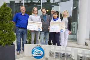 Die Personen auf dem Bild von links nach rechts: Dirk Pörtner, Ausbilder bei Gebr. Brasseler und Koordinator des Turniers - Sven Heinze, Flüchtlingshilfe Lemgo - Helge Seekamp, Flüchtlingshilfe Lemgo - Reinhard Hölscher, Geschäftsführer Gebr. Brasseler - Beate Schwarzrock, Kinderschutzbund Lemgo - Melanie Köhler, Öffentlichkeitsarbeit Gebr. Brasseler